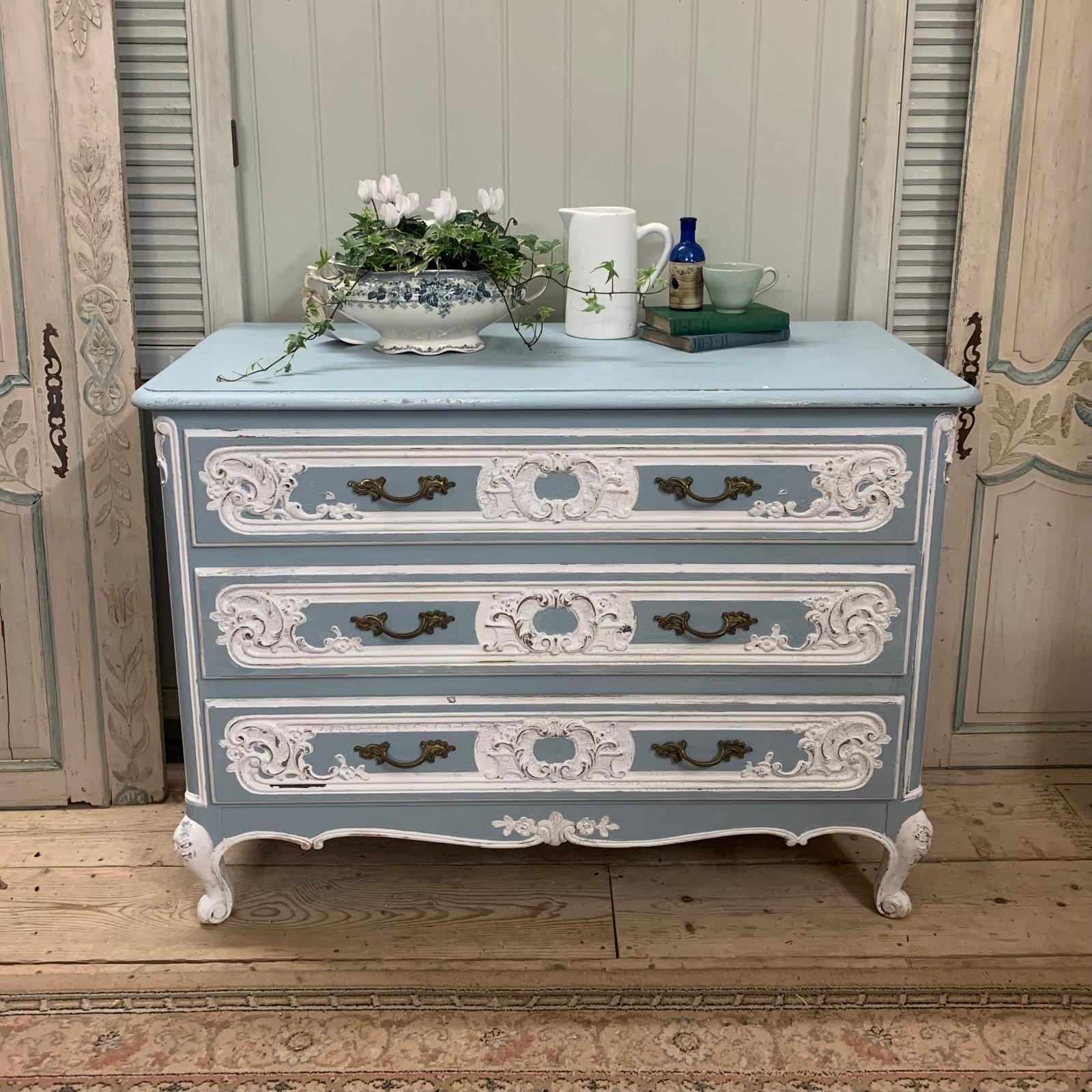 Gorgeous French chippy paint chest of drawers.

This is a really beautiful piece of French Furniture.

Beautiful detailing to the front, pretty decorative handles and 3 good sized drawers.