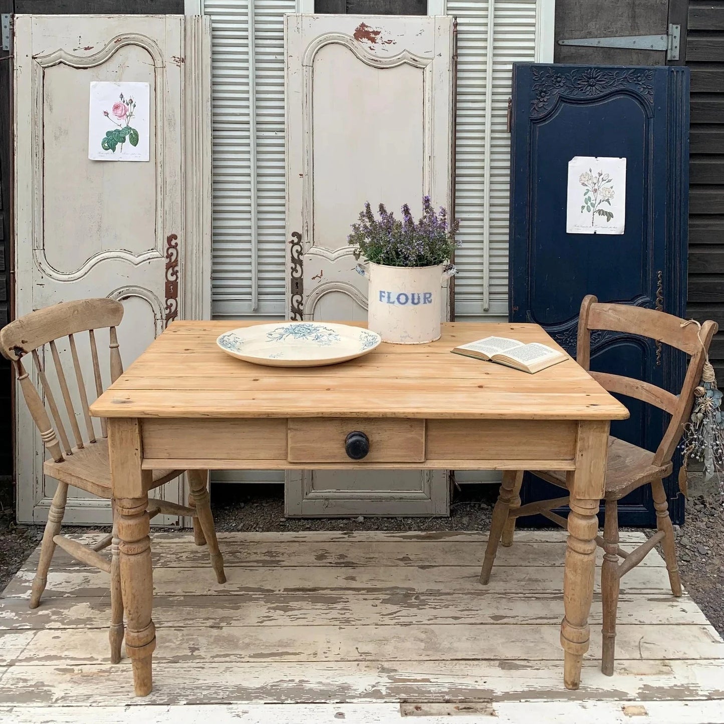 Lovely vintage table, comfortably seats four and has useful cutlery drawer to the front.
Sanded and waxed to give a lovely finish.