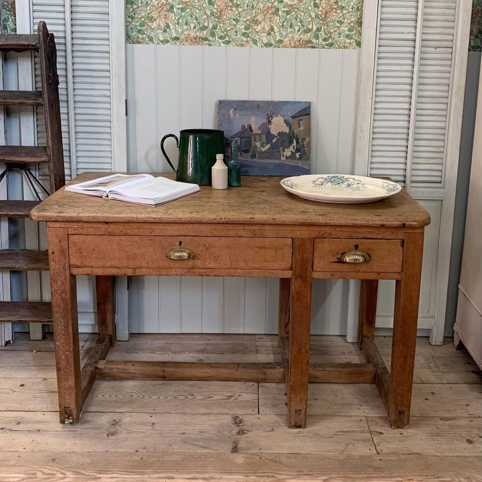 Lovely, unusual vintage French serving/console table.
Beautiful colour and patination.

2 useful drawers to the front.

Perfect for a kitchen/living space or hallway.